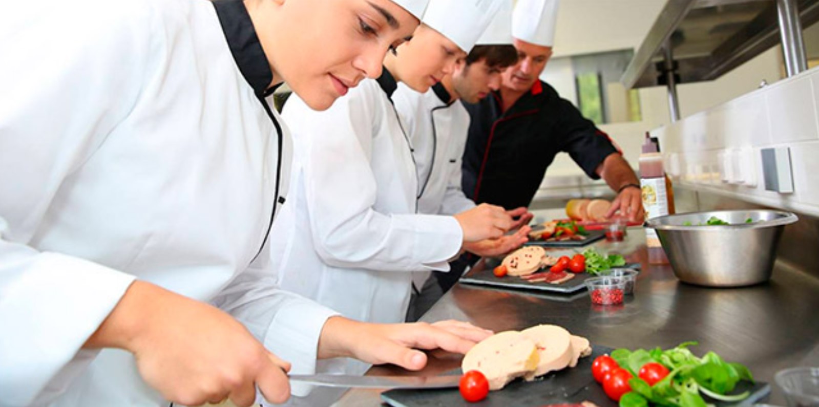 Diákok főzés közben